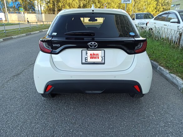 2020 Toyota Yaris IV, белый, 1325000 рублей - вид 9