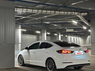 2018 Hyundai Elantra VI (AD), белый, 1650000 рублей, вид 4