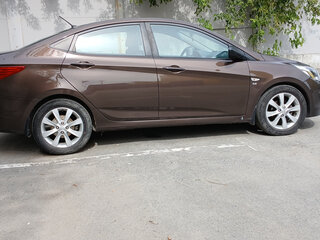 2016 Hyundai Solaris I Рестайлинг, коричневый, 940000 рублей, вид 4