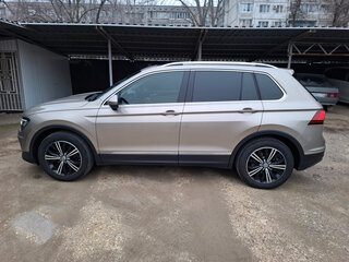 2017 Volkswagen Tiguan II, бежевый, 3100000 рублей, вид 5