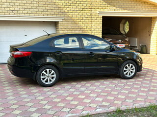 2013 Kia Rio III, чёрный, 700000 рублей, вид 4