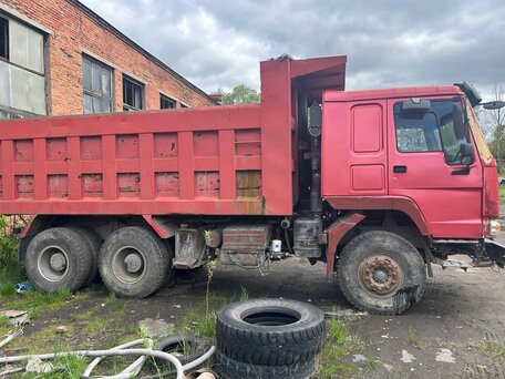2007 Sinotruk Howo ZZ3327, красный, 800000 рублей, вид 5