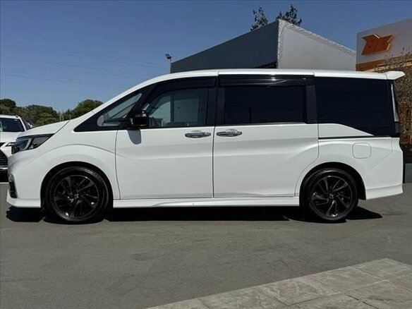 2022 Honda Stepwgn Spada V Рестайлинг, белый, 1610888 рублей - вид 3