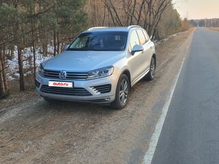 2016 Volkswagen Touareg II Рестайлинг, серебристый, 2900000 рублей, вид 1