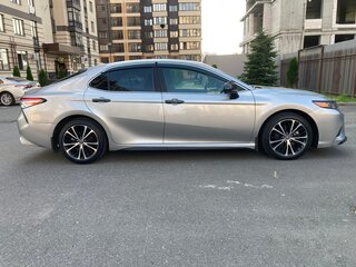 2019 Toyota Camry US Market VIII (XV70), серый, 2600000 рублей, вид 2