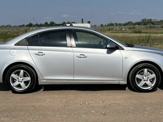 2013 Chevrolet Cruze I Рестайлинг, серебристый, 830000 рублей, вид 4