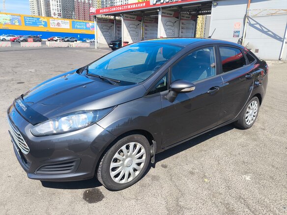 2016 Ford Fiesta Mk6 Рестайлинг, серый, 990000 рублей - вид 1