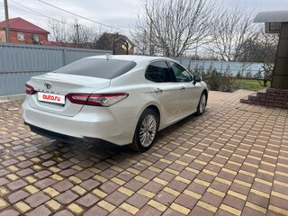 2021 Toyota Camry VIII (XV70), белый, 3400000 рублей, вид 3