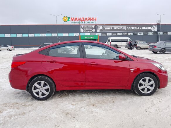 2011 Hyundai Solaris I, красный, 729000 рублей - вид 2