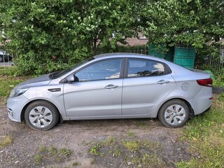 2015 Kia Rio III Рестайлинг, серебристый, 630000 рублей, вид 4