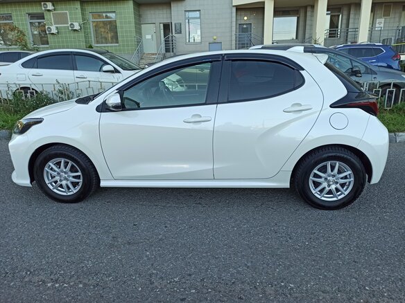 2020 Toyota Yaris IV, белый, 1325000 рублей - вид 6