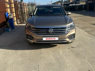 2018 Volkswagen Touareg III, бежевый, 4500000 рублей, вид 2