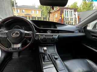 2018 Lexus ES 250 VI Рестайлинг, белый, 2700000 рублей, вид 4