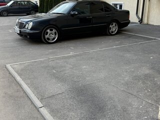 2001 Mercedes-Benz E-Класс 200 II (W210, S210) Рестайлинг, чёрный, 470000 рублей, вид 3