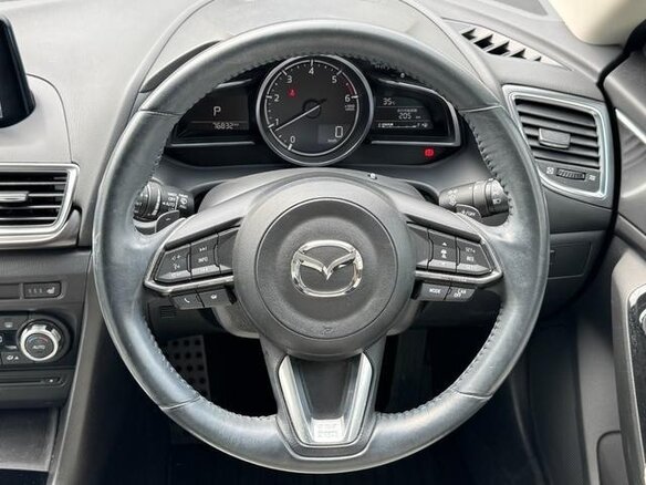 2017 Mazda Axela III Рестайлинг, красный, 980000 рублей - вид 11