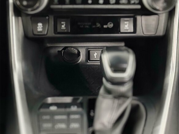 2021 Toyota RAV4 V (XA50), чёрный, 3245000 рублей - вид 21