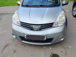 2013 Nissan Note I Рестайлинг, серебристый, 900000 рублей, вид 3