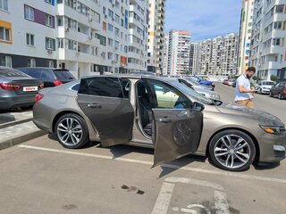 2020 Chevrolet Malibu IX Рестайлинг, коричневый, 2250000 рублей, вид 3