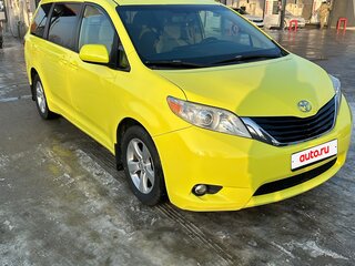 2017 Toyota Sienna III Рестайлинг, жёлтый, 2000000 рублей, вид 4