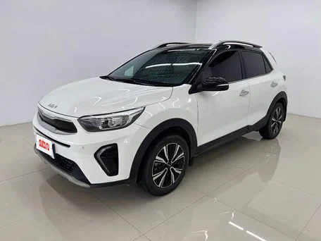 2023 Kia Stonic I Рестайлинг, белый, 1717000 рублей, вид 1
