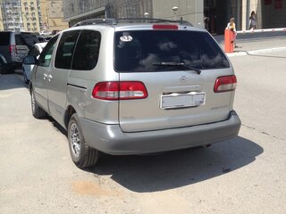 2001 Toyota Sienna I Рестайлинг, серебристый, 650000 рублей, вид 3