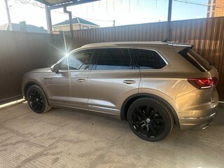 2018 Volkswagen Touareg III, бежевый, 4500000 рублей, вид 4