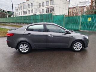 2017 Kia Rio III Рестайлинг, серый, 850000 рублей, вид 4