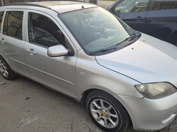 2004 Mazda 2 I (DY), серебристый, 200000 рублей - вид 1