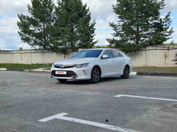 2017 Toyota Camry VII (XV50) Рестайлинг 2, белый, 2450000 рублей