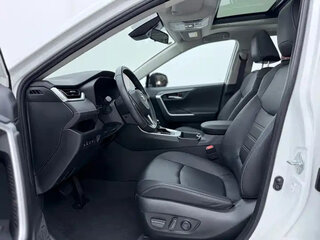 2024 Toyota RAV4 V (XA50), белый, 3320000 рублей, вид 4