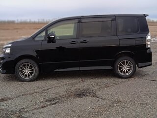 2010 Toyota Voxy II (R70) Рестайлинг, чёрный, 1590000 рублей, вид 4