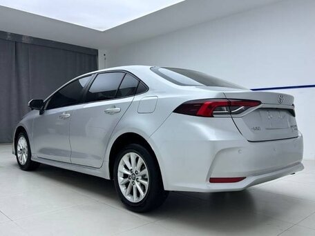 2023 Toyota Corolla Sporty XII (E210) Рестайлинг, серебристый, 1700600 рублей, вид 3