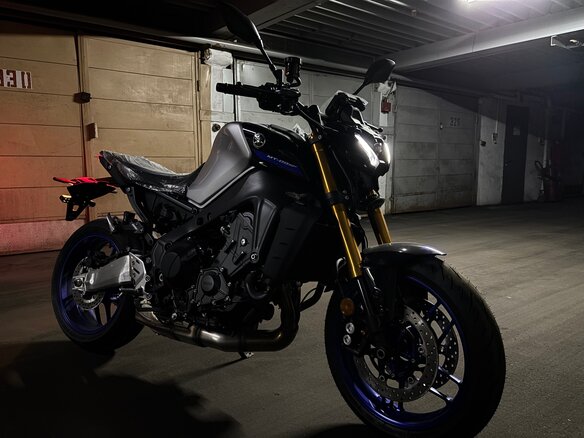 2023 Yamaha MT-09 (FZ-09), серебристый, 1380000 рублей - вид 4