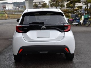 2022 Toyota Yaris IV, белый, 1116000 рублей, вид 5
