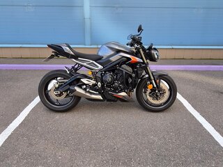 2025 Triumph Street Triple, серый, 1390000 рублей, вид 1