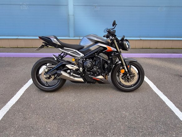 2025 Triumph Street Triple, серый, 1390000 рублей
