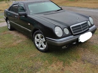 1998 Mercedes-Benz E-Класс 200 II (W210, S210), чёрный, 410000 рублей, вид 1