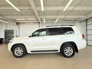 2018 Toyota Land Cruiser 200 Series Рестайлинг 2, белый, 6599900 рублей, вид 3