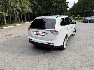 2013 Mitsubishi Outlander III, белый, 1700000 рублей, вид 4