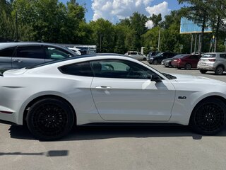 2022 Ford Mustang VI Рестайлинг, белый, 6000000 рублей, вид 2