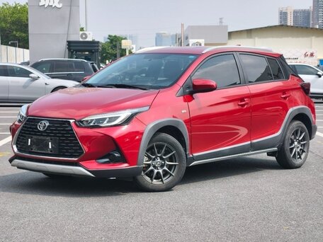 2023 Toyota Yaris L XP150 Рестайлинг, красный, 1110000 рублей, вид 1