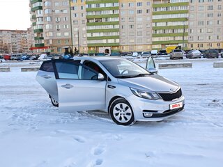 2016 Kia Rio III Рестайлинг, серебристый, 690000 рублей, вид 4