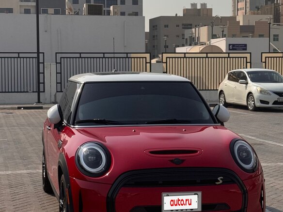 2023 Mini Hatch Cooper SE III (F55/F56) Рестайлинг 2, красный, 3000000 рублей - вид 2