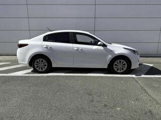 2017 Kia Rio III Рестайлинг, белый, 1490000 рублей, вид 4
