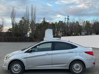 2014 Hyundai Solaris I Рестайлинг, серебристый, 590000 рублей, вид 3