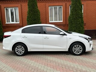 2021 Kia Rio IV Рестайлинг, белый, 1450000 рублей, вид 5