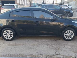 2019 Kia Rio IV, чёрный, 715000 рублей, вид 2