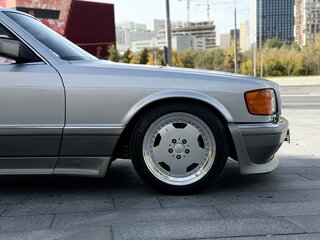 1988 Mercedes-Benz S-Класс 560 II (W126) Рестайлинг, серебристый, 6500000 рублей, вид 4