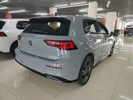 2023 Volkswagen Golf VIII, серый, 1670000 рублей, вид 3