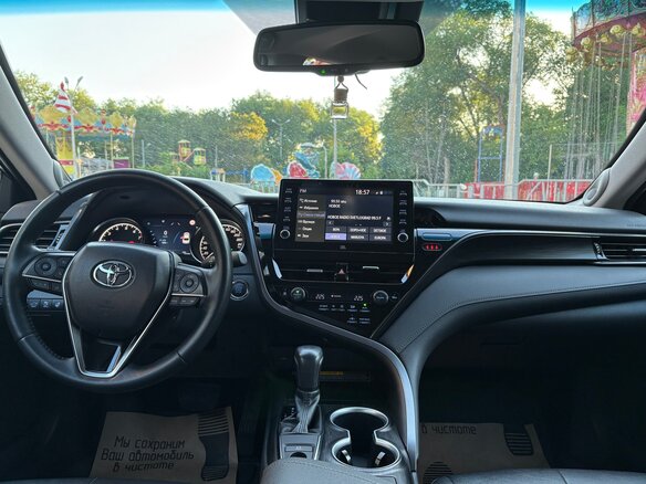 2022 Toyota Camry VIII (XV70) Рестайлинг, белый, 3800000 рублей - вид 10